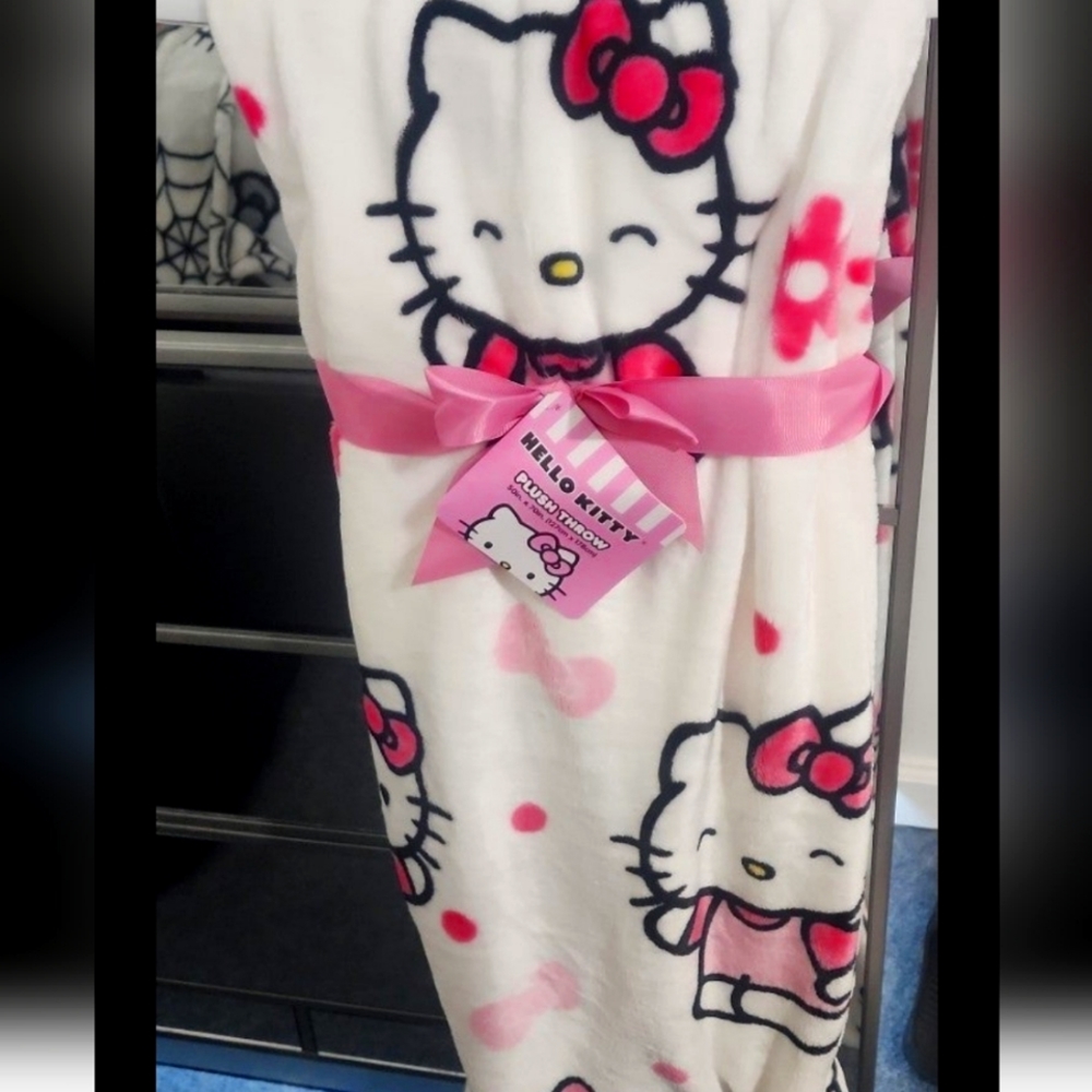 Hello Kitty Daisy Throw